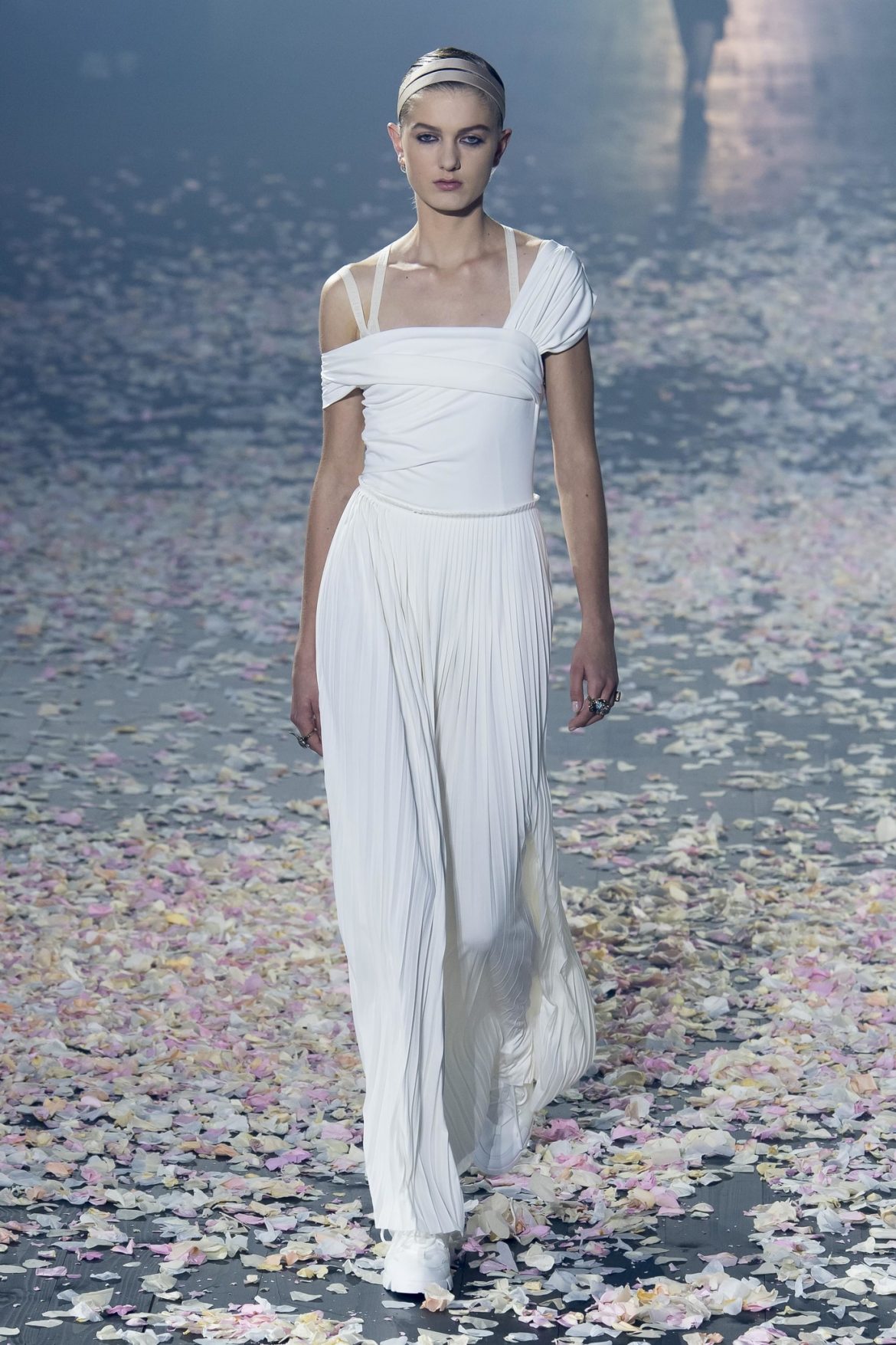 Des mannequins et des lutins au défilé dior. Tourner montrer